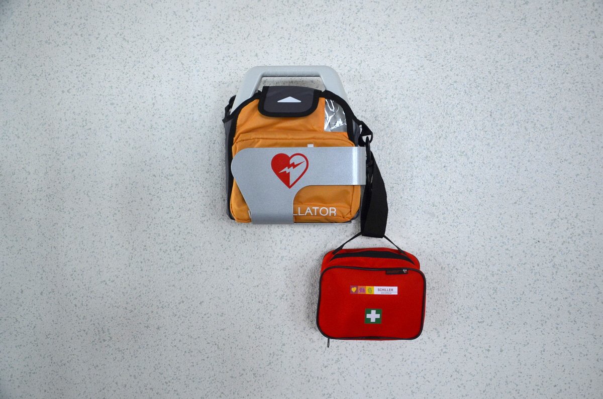 radiokatowice's tweet image. Pracownicy @radiokatowice przeszli dziś szkolenie w zakresie udzielania #PierwszaPomoc. Ponadto w budynku rozgłośni został zamontowany #defibrylator, przenośny aparat, który może przywrócić poprawny rytm pracy serca. @112Tychy #AutoSOS @KGPSP radio.katowice.pl/zobacz,36050,D…