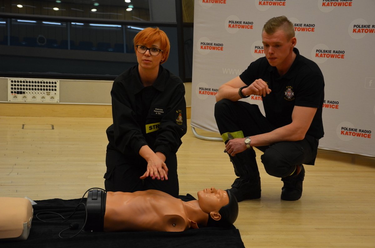 radiokatowice's tweet image. Pracownicy @radiokatowice przeszli dziś szkolenie w zakresie udzielania #PierwszaPomoc. Ponadto w budynku rozgłośni został zamontowany #defibrylator, przenośny aparat, który może przywrócić poprawny rytm pracy serca. @112Tychy #AutoSOS @KGPSP radio.katowice.pl/zobacz,36050,D…