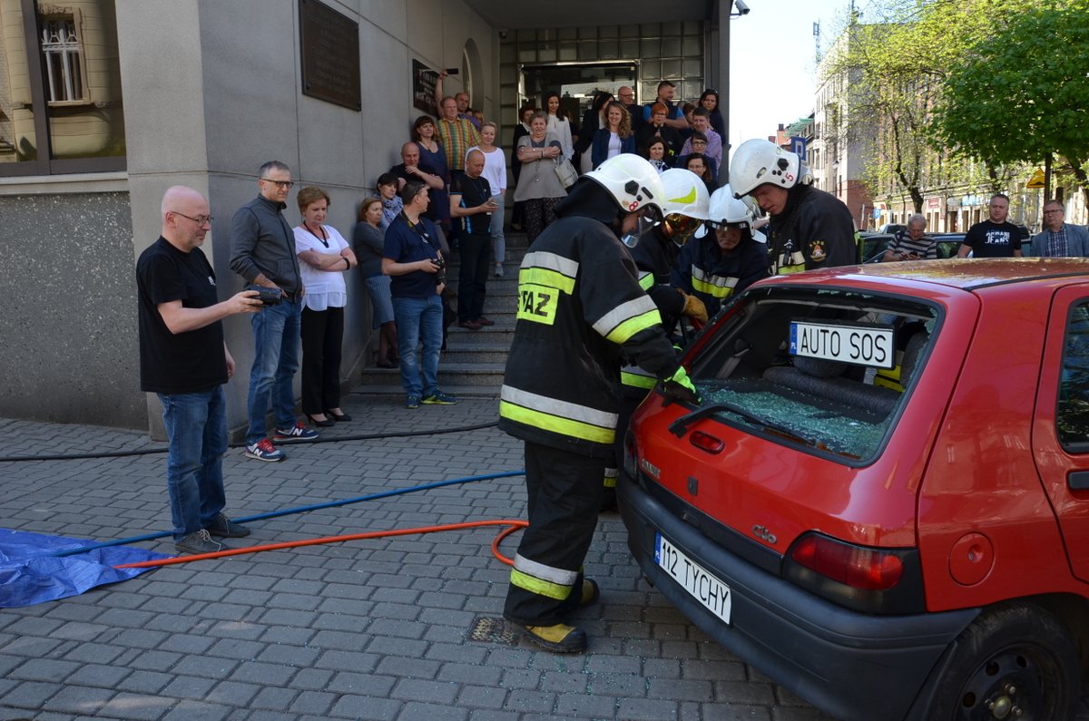 radiokatowice's tweet image. Pracownicy @radiokatowice przeszli dziś szkolenie w zakresie udzielania #PierwszaPomoc. Ponadto w budynku rozgłośni został zamontowany #defibrylator, przenośny aparat, który może przywrócić poprawny rytm pracy serca. @112Tychy #AutoSOS @KGPSP radio.katowice.pl/zobacz,36050,D…