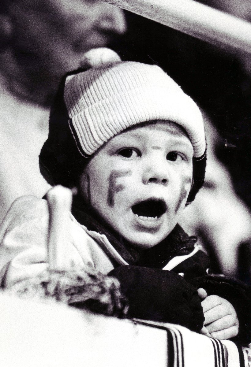 FifeFreePressEd's tweet image. Okay @fifeflyers fans - anyone recognise this young fan rinkside, possibly early 1990s?
Found the pic in the @FFP  archives but with no info attached - more than happy to passon the original print.