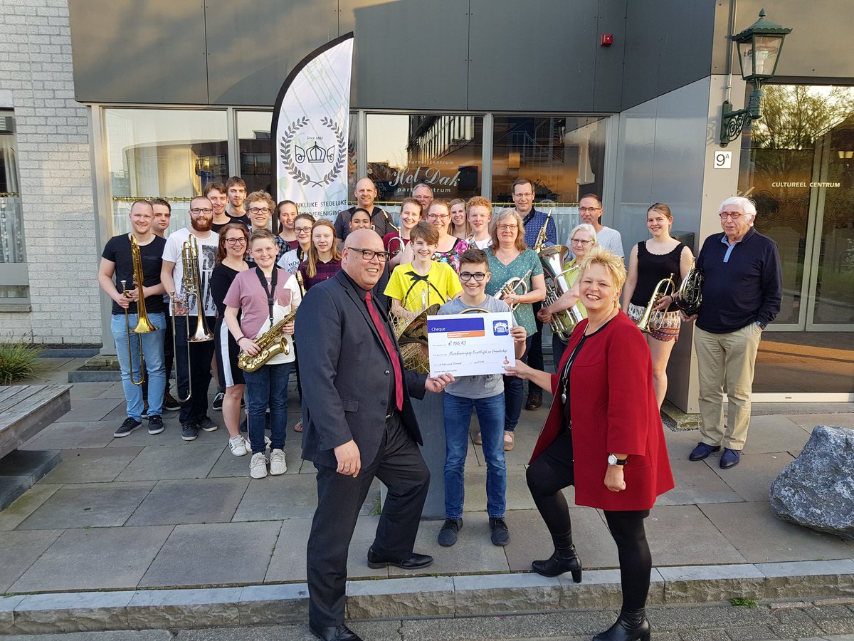BulleeMarja's tweet photo. Vanavond heb ik een cheque mogen overhandigen van de Rabobank Clubkas Campagne aan de muziekvereniging Kunstliefde en Vriendschap. Zij gaan het geld aan (jeugd) opleidingen besteden. Wie de jeugd heeft, heeft de toekomst ! @RabobankAV #ClubkasAV https://t.co/sr1q7maMbR