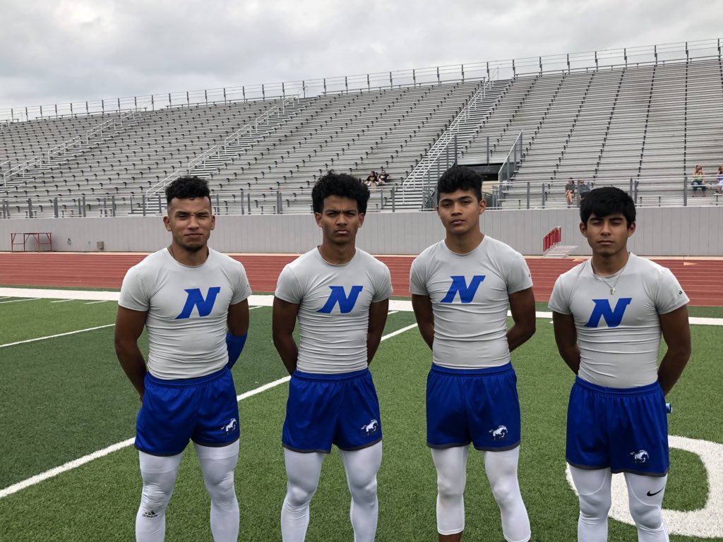NataliaTrack's tweet photo. 4x100 ready to go! #compete #chasingregionals #nataliatrack @martinalvdly @NataliaSports https://t.co/qY7yEbs3RN