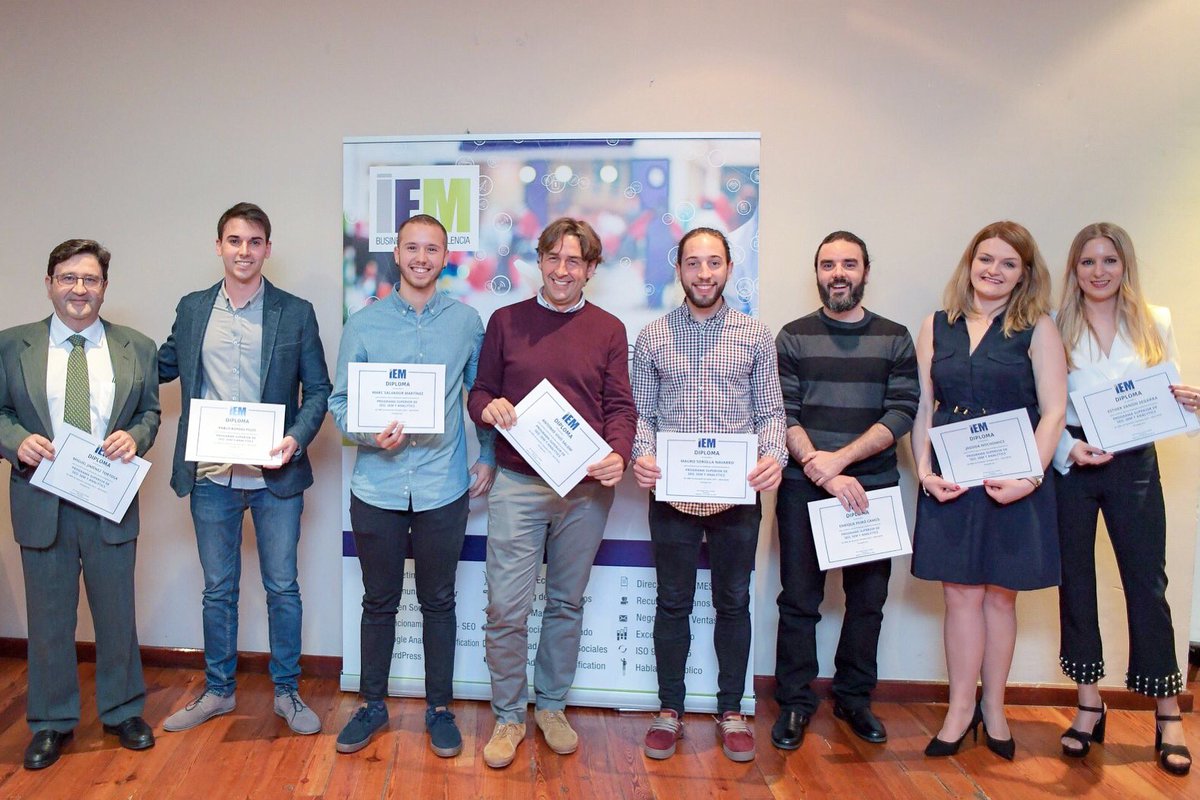 IEM_BS's tweet photo. #GraduacionIEM | Los alumnos de la I edición del Programa Superior de #Seo, #Sem y #Analytics también recibieron su diploma y un especial reconocimiento a estos valientes que se atrevieron con el programa más técnico. ¡Felicidades! 👏🏻👏🏻👏🏻 #iembs https://t.co/BxD0Kxjd9E