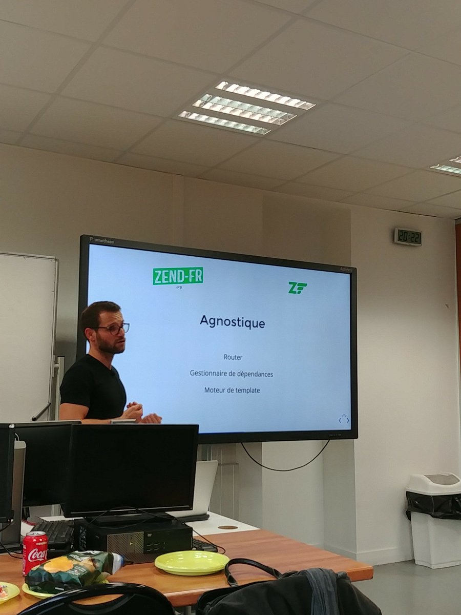 zendfr_org's tweet photo. Présentation de Zend Expressive par @florentblaison qui vante la facilité de faire du code framewirk agnostique avec ! https://t.co/RjUV4JxrCw