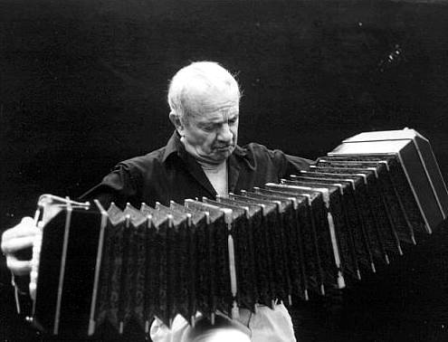 Did You Know... Astor Piazzolla played his #bandoneon unusually - standing, one foot on a chair, rather than sitting - because he "refused to look like an old woman knitting."
#Piazzolla #ThatsNotTango #funfact