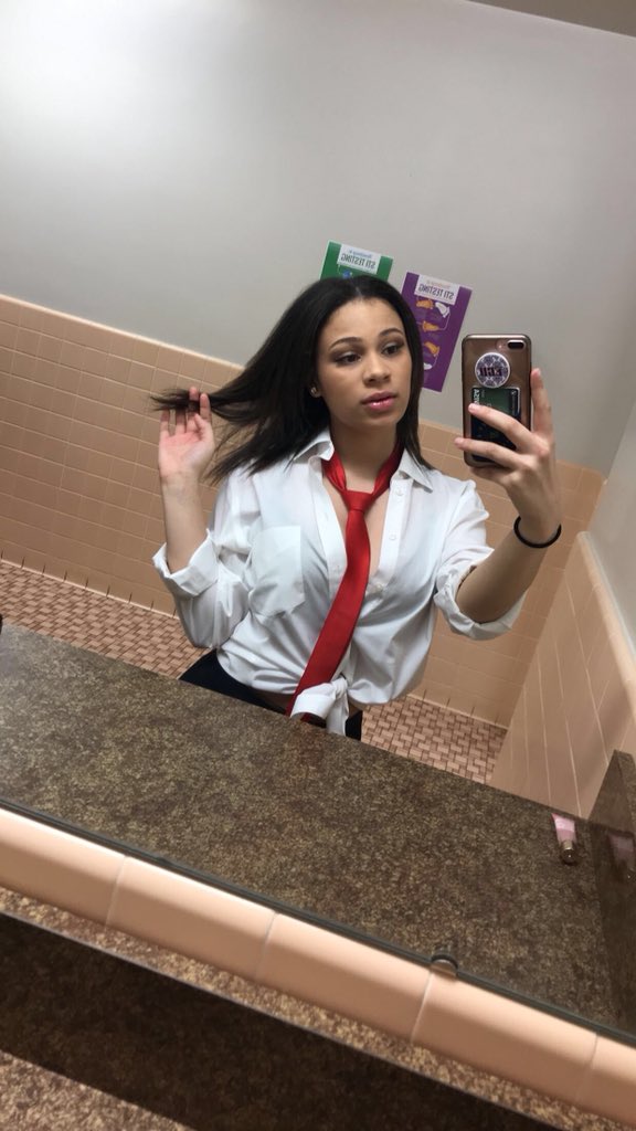 jaidahhhhhh's tweet photo. I moved on for the better, you moved on to whoever...💋✨ https://t.co/4lH0D5AhUS