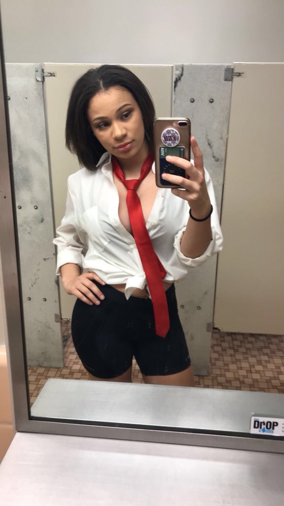 jaidahhhhhh's tweet photo. I moved on for the better, you moved on to whoever...💋✨ https://t.co/4lH0D5AhUS