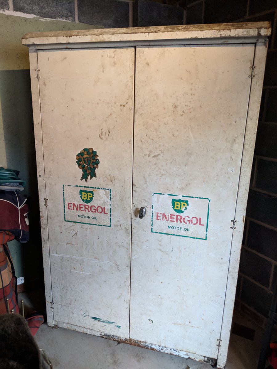 RichardSeth3's tweet photo. Been using this since rescued from a closed down service station. Over 6ft tall 4ft wide. Time for it to go DM if interested. Original shelf. Original Decals. Original Paint. Garage dirt included. #vintage #automobilia #vintageautomobelia #shellmex #BP https://t.co/3gBN3OPtZK