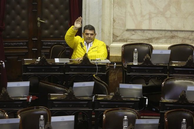 "EL kirchnerismo pide una sesión especial a las 10:00 hs aparecen a las 11:30 hs. 
Empiecen a respetar las leyes y los compromisos.  Esto no es una cancha de fútbol, es el Congreso."
Alfredo Olmedo
#TarifasJustas