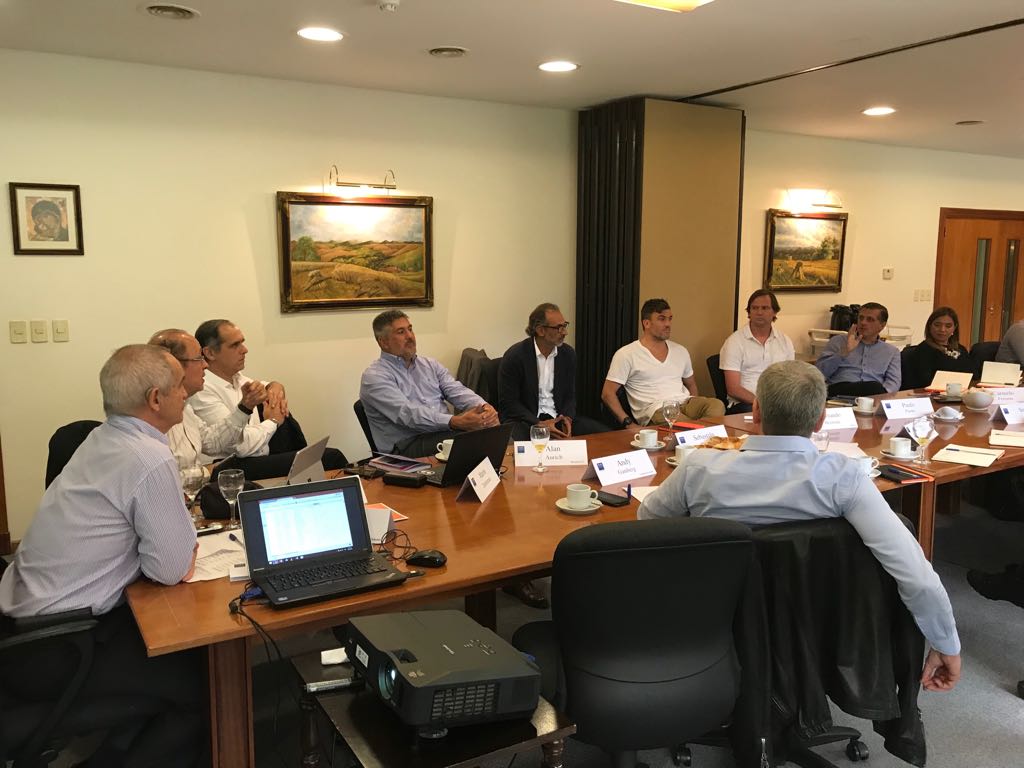 IAE_Austral's tweet photo. "Las Trampas de las Franquicias. Claves para el desarrollo efectivo". Hoy en el Ciclo de Talleres de CEOs Retail junto a @mcomi6 Dir de @FrancorpArg. Debate y reflexiones sobre el tema a nivel local, regional y global. @guilledandrea1 @mrzemborain #CLEMER #Retail #CEO #IAEBS https://t.co/oxOh7mhv4w
