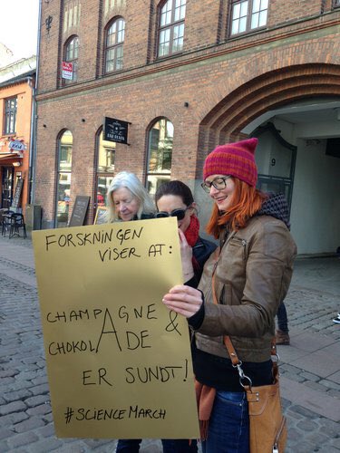 AarhusUni's tweet photo. Søndag er der #Marchforscience kl.14 fra Bispetorv, hvor dekan Lars Bo Nielsen (HE) holder tale. #AarhusUni vil gerne have mange som muligt med, så del jeres budskaber - via skilte, statements eller en håndholdt video om, hvorfor marchen er nødvendig. https://t.co/ZHjBt1wkKA https://t.co/2Th6kX2eyr