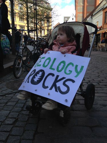 AarhusUni's tweet photo. Søndag er der #Marchforscience kl.14 fra Bispetorv, hvor dekan Lars Bo Nielsen (HE) holder tale. #AarhusUni vil gerne have mange som muligt med, så del jeres budskaber - via skilte, statements eller en håndholdt video om, hvorfor marchen er nødvendig. https://t.co/ZHjBt1wkKA https://t.co/2Th6kX2eyr