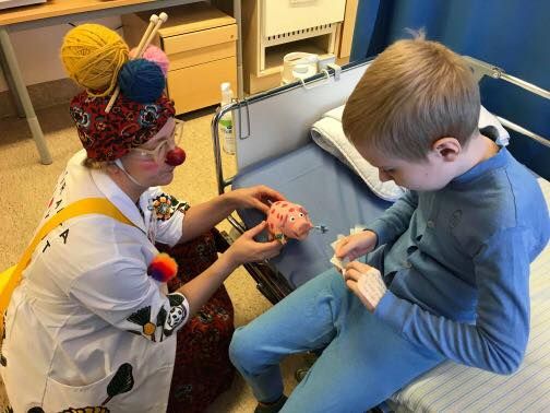 Sairaalaklovnit's tweet photo. Tämä on varsin vilkas viikko saatujen palautteiden osalta – tässä taas yksi: "...Vaikka olen äitinä tottunut tsemppaamaan lastani parhaani mukaan, tohtori Hykkyrän mukaan tulo auttoi todella paljon! Kiitos! ❤️" #sairaalaklovnit #tuleluotaide https://t.co/Kn9rP62joO