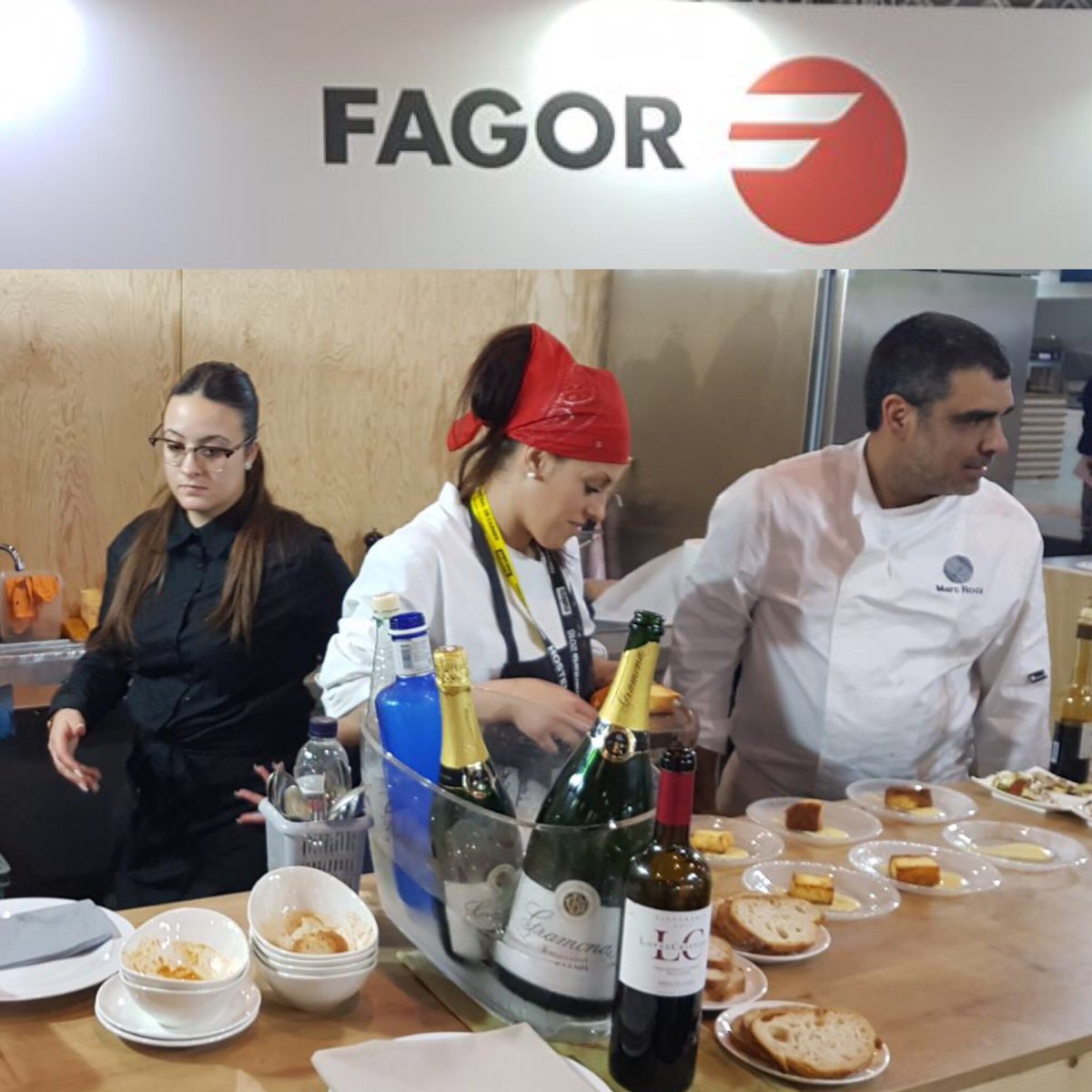 servhosteleria's tweet photo. Hemos acompañado al chef Marc Roca en el Stand de @fagor_electrodomesticos en la Feria Alimentaria 2018.
#alimentaria2018 #camareros #eventsbcn #barcelonaevents #camarerosbarcelona #serviciosdehosteleria https://t.co/lvbJYWdzhV