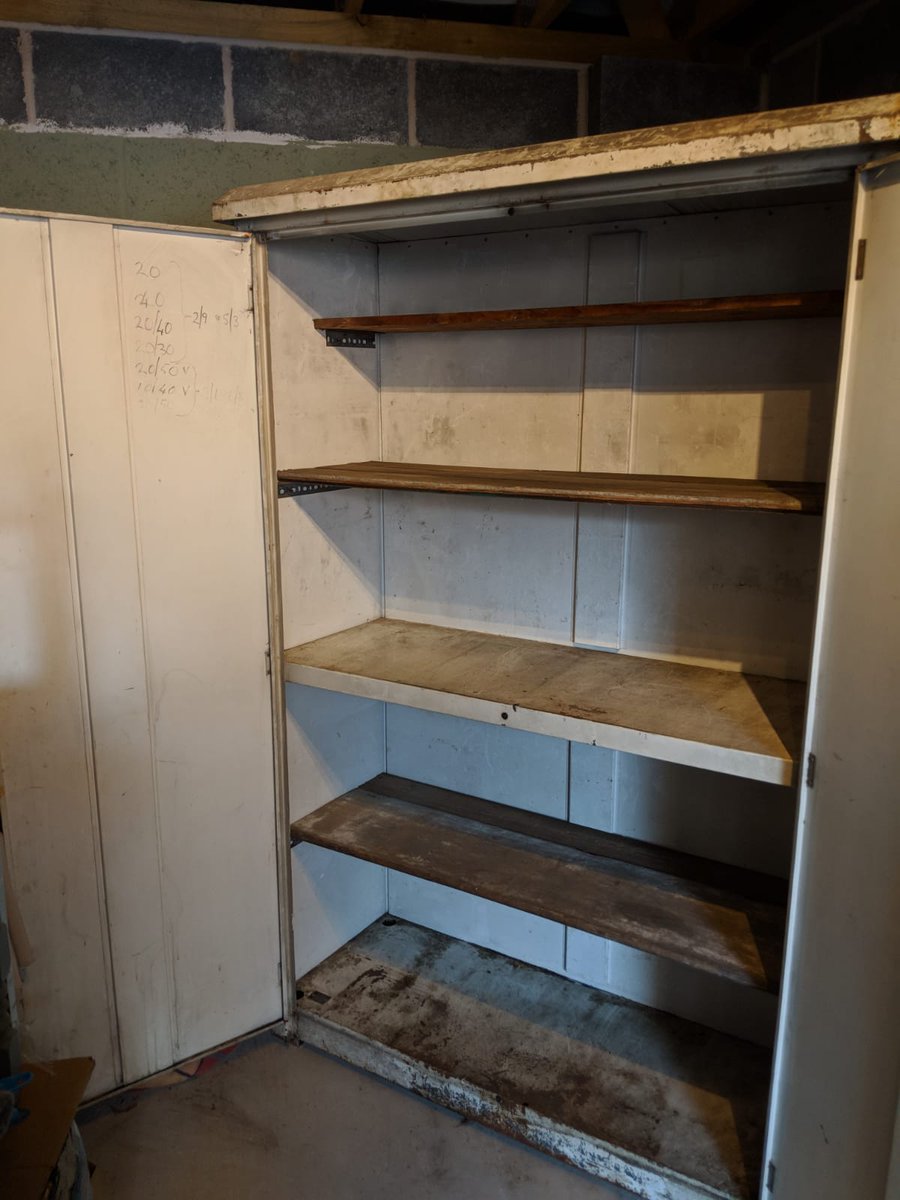 RichardSeth3's tweet photo. Been using this since rescued from a closed down service station. Over 6ft tall 4ft wide. Time for it to go DM if interested. Original shelf. Original Decals. Original Paint. Garage dirt included. #vintage #automobilia #vintageautomobelia #shellmex #BP https://t.co/3gBN3OPtZK