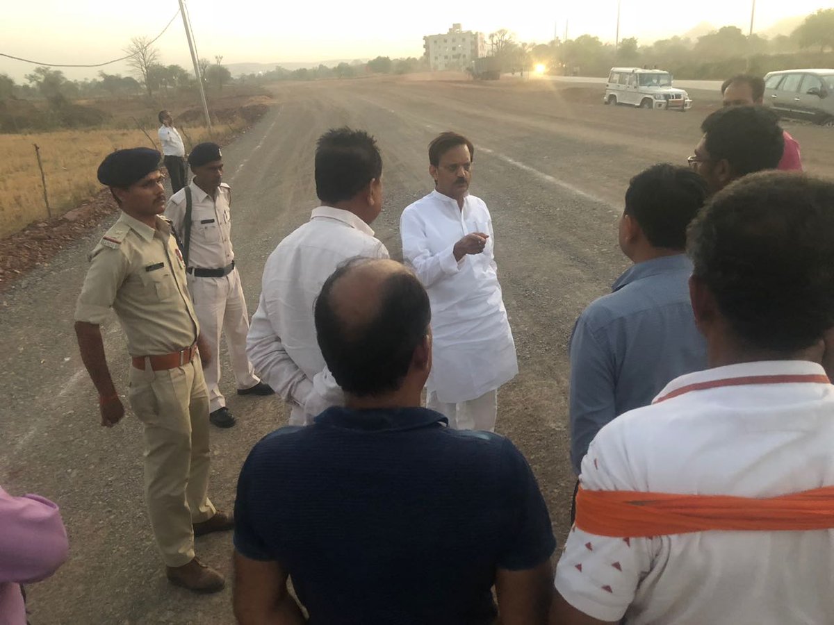 rshuklabjp's tweet photo. आज जबलपुर से रीवा रोड मार्ग से लौटते हुए फोरलेन निर्माण संबंध मे राष्ट्रीय राजमार्ग प्राधिकरण के अधिकारियो के साथ चर्चा किया एवं रोड को समय पर पूरा करने हेतु निर्देशित किया। मैहर मे अधिकारियो व ग्रामीणो से वस्तुस्थिति की जानकारी लिया व मुआवजा वितरण मे दिक्कते दूर करने के लिए कहा। https://t.co/zk0GARxZtv