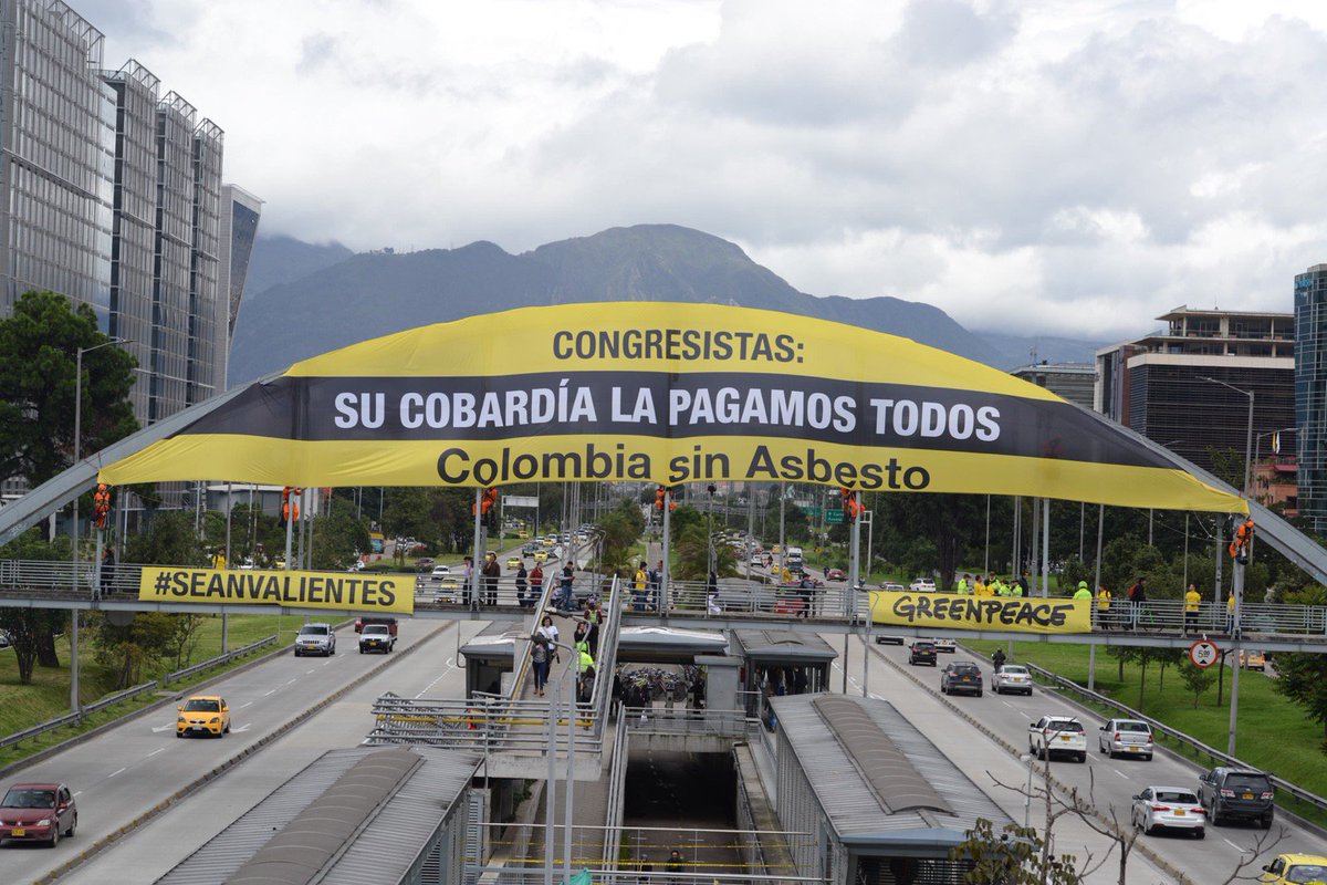 GreenpeaceColom's tweet photo. ¡UN ENORME MENSAJE! #ColombiaSinAsbesto 

Nuestros activistas escalaron el puente de la avenida El Dorado para decirle a los congresistas que su cobardía la pagamos todos. Súmate al reclamo: https://t.co/SMvvRYqGR6 #SeanValientes @fundacionacn @historiasazules https://t.co/I7TxSDQsWD