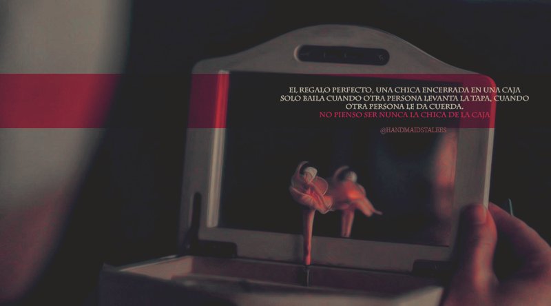 HandmaidsTaleES's tweet photo. El regalo perfecto, una chica encerrada en una caja... #HandmaidsTale #ElCuentoDeLaCriada https://t.co/nNC2Ep8L0a https://t.co/NZJbvtFXXc