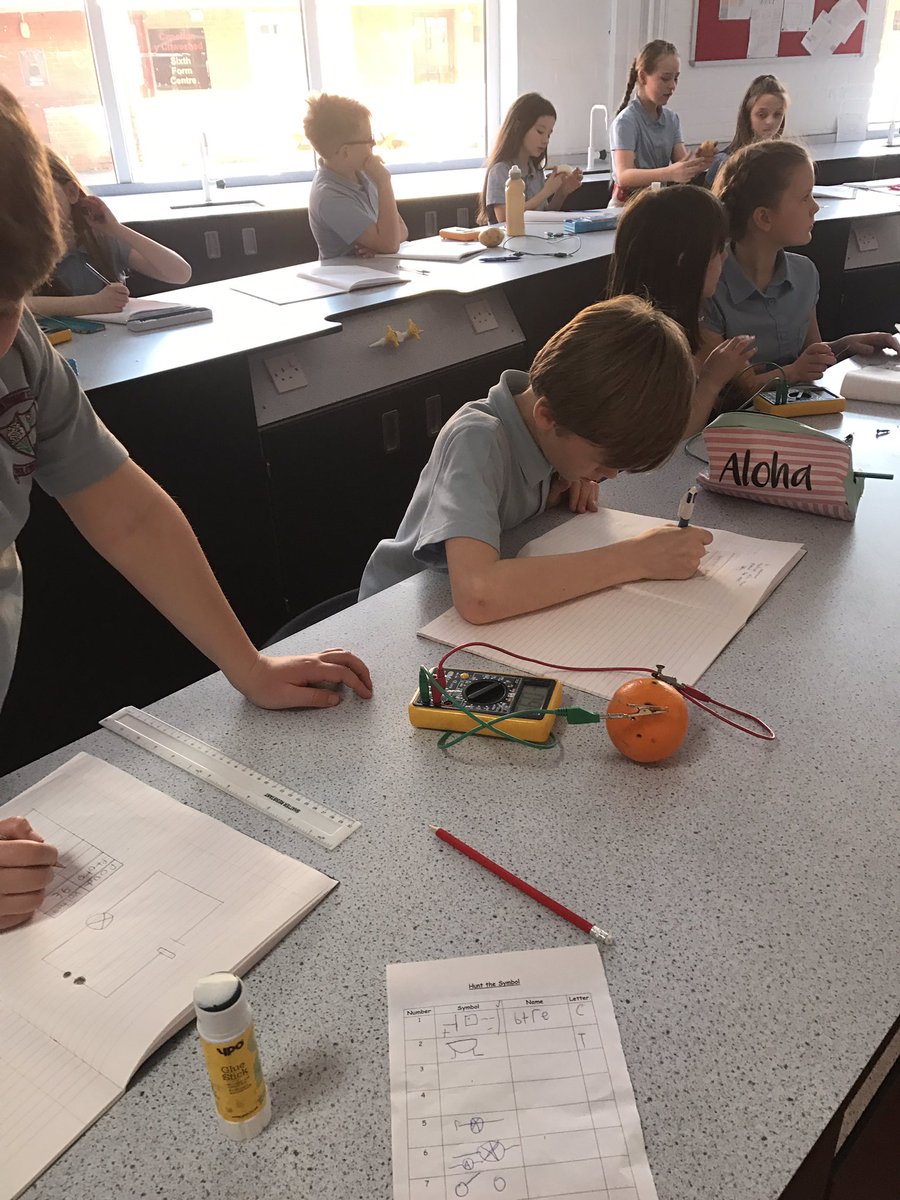 Plasyfelin's tweet photo. Busy exploring and making circuits @StMartins_KP #plapc10 #plapscience https://t.co/w9uAE4q1jO