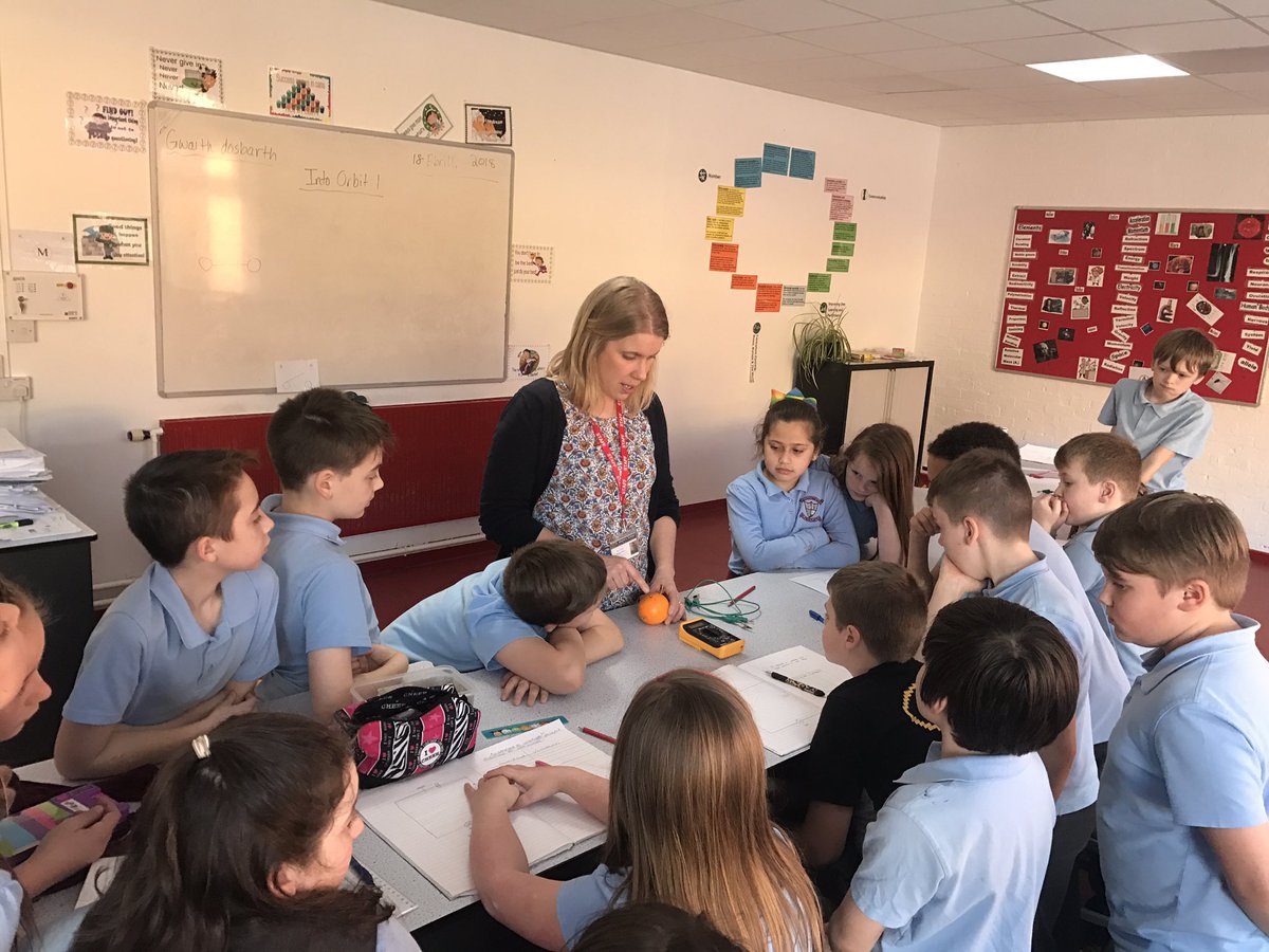 Plasyfelin's tweet photo. Busy exploring and making circuits @StMartins_KP #plapc10 #plapscience https://t.co/w9uAE4q1jO
