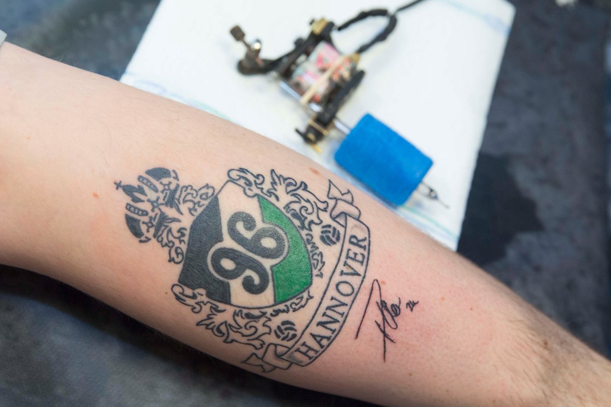 Hannover 96 On Twitter Un Glaub Li Che Aktion Leon Andreasen Tatowiert H96 Fan Rene Das Autogramm Von Niclas Fullkrug Und Der Steht Daneben Und Schaut Zu Schaut Euch Hier Das 96tv Video An