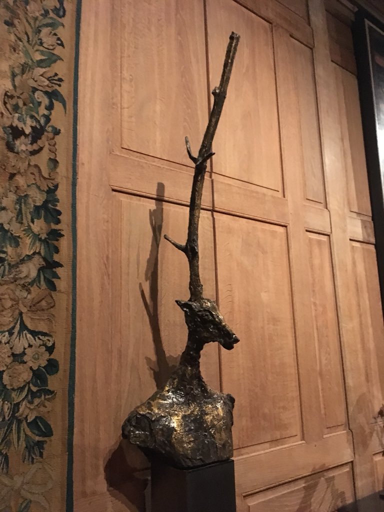 CamilleReap's tweet photo. #LeSaviezVous Au Moyen Âge, le cerf était un animal vénéré. Pourquoi ? Saint Eustache aurait reconnu le Christ dans la forme des bois d’un cerf ! @ChasseNature https://t.co/jfhdjrI8nf