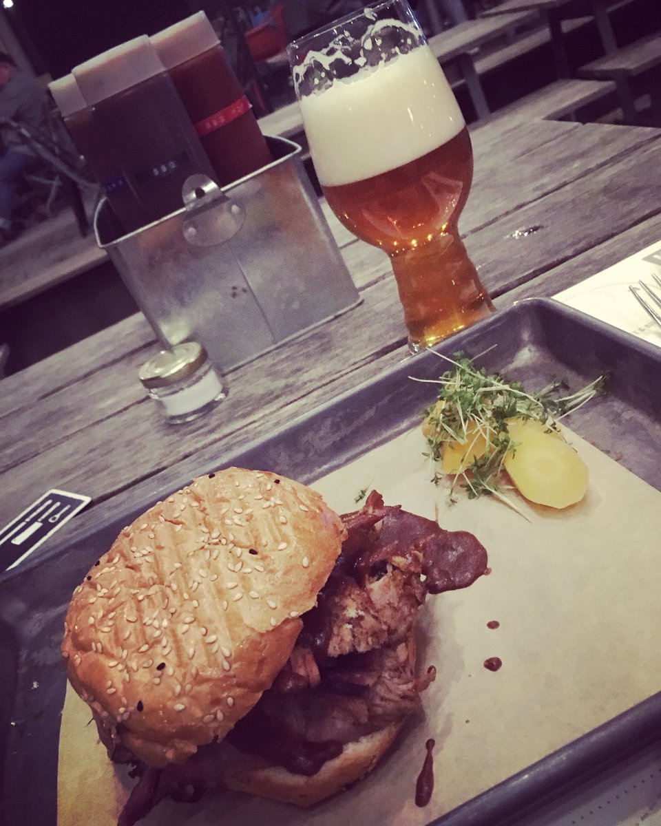 gummibierchen's tweet image. Zu #PulledPorkBurger gibt es das #Yakeros #indiapaleale #craftbeer von @BraufactuM im @MeisterBerlin🍺#Braufactum #DasMeisterstück #craftbeerporn #craftbeernotcrapbeer #craftbeerlife #craftbeerlover #beergasm #beertastic #beernerd #beergeek #beerporn #beersnob #dasmeisterstück