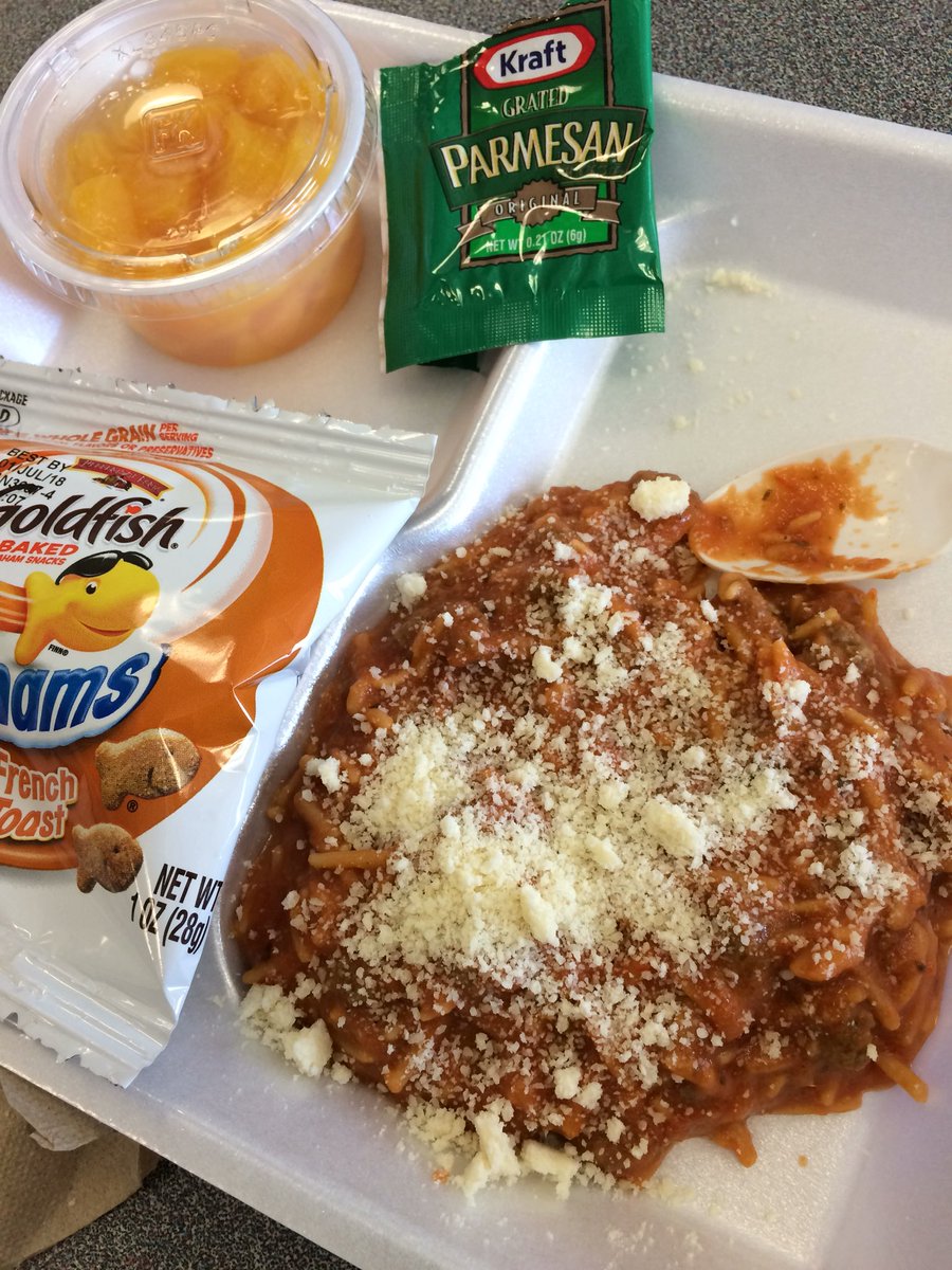 Magdalemnon's tweet photo. Guess who’s eating graham crackers and disappointment for lunch🤦🏻‍♀️ #AmericanSchoolLunches https://t.co/z9IHnb9Sc7