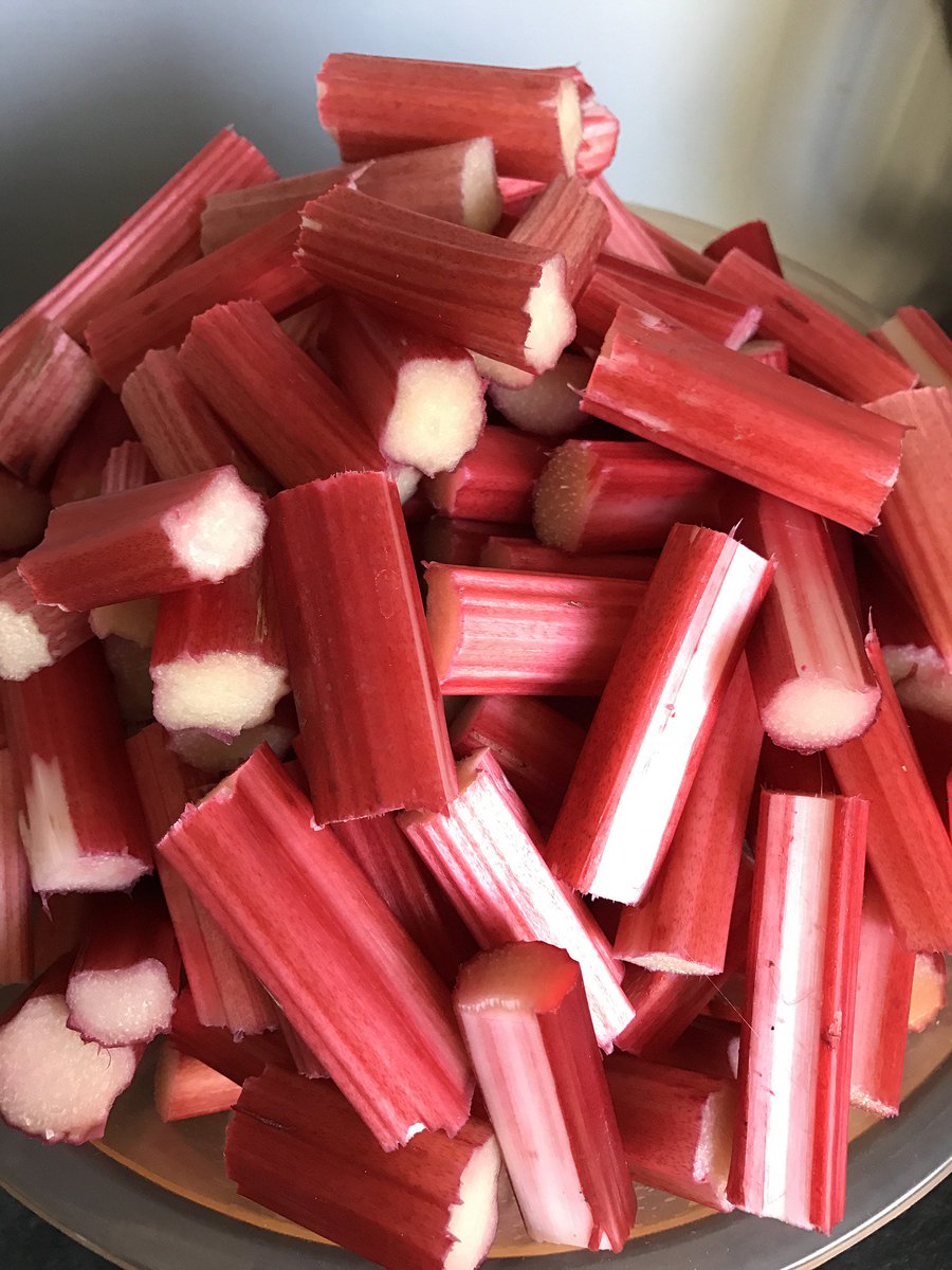 boxofgood's tweet image. We've posted our recipe pick for the rhubarb in this week's box on the blog: Stewed Cinnamon Apple &amp;amp; Rhubarb. 
Tips for keeping your asparagus fresh on the blog also. #klesicks #producetips klesicks.com/how-to-eat-you…