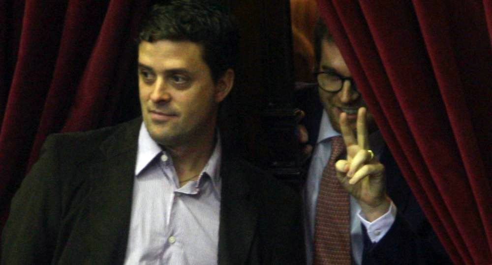 AgenciaElVigia's tweet photo. El provocador gesto de Nicolás Massot tras frustrarse la sesión contra los tarifazos https://t.co/oG7DM6xlpM