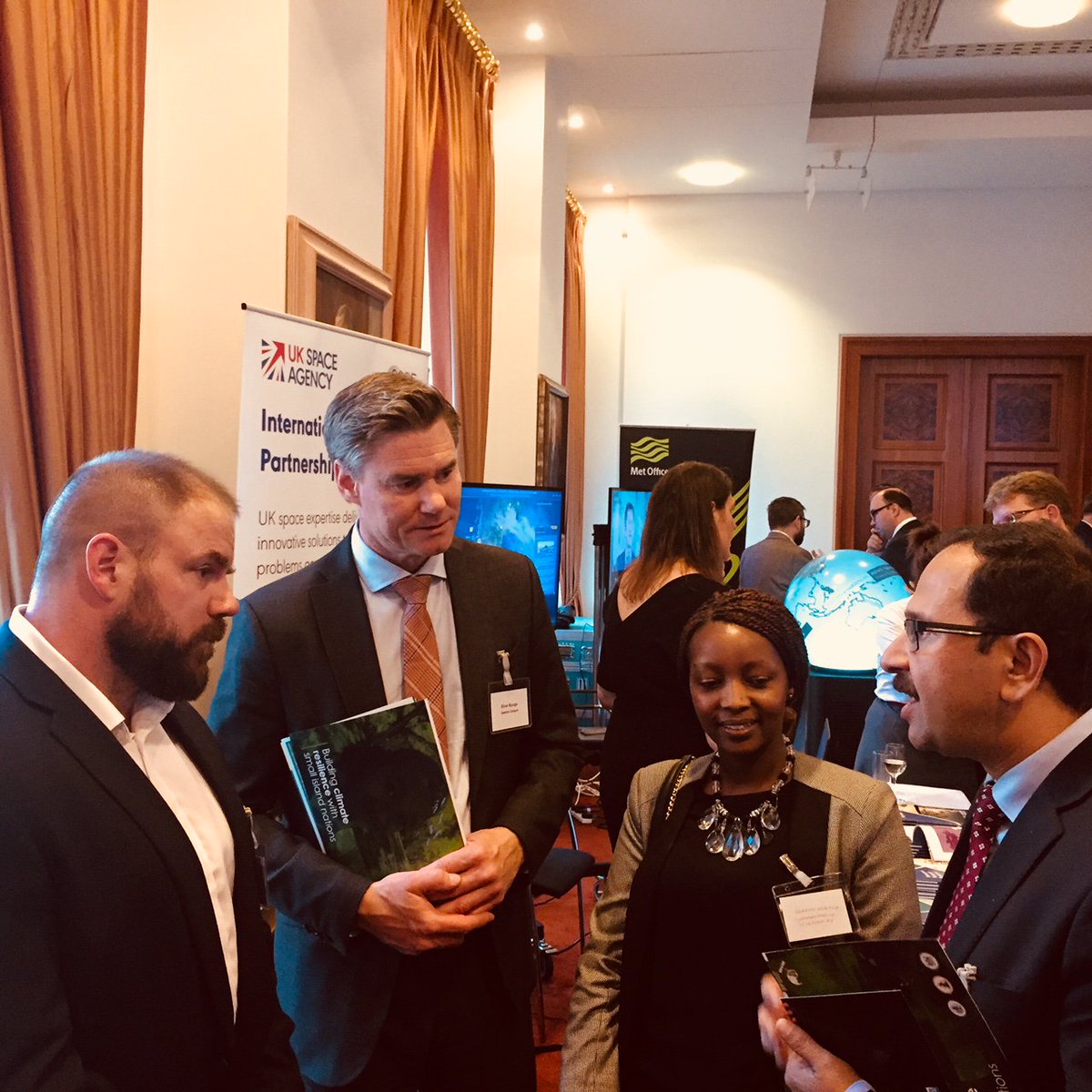 EOCommonSensing's tweet image. Networking at @Commonwealth18 with @spacegovuk IPP projects, discussing the exciting #CommonSensing #project! #CHOGM18