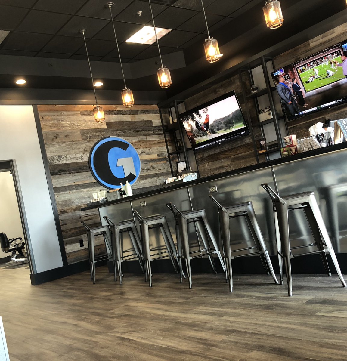 AGentlemensCut's tweet photo. You should chill with us #ManCave #HappyPlace #HaveABeer #goodwood #LouisvilleLager #BourbonBarrelStout #SpruceTipIPA #IPA #BrandyBarrelHoneyAle #HempGose #WalnutAle #Killians #CoorsLight #MillerLight #Heineken #LouisvilleBeer #GentlemensCut #DownloadOurApp #Louisville #KYDerby https://t.co/0SIVJ9cUeD