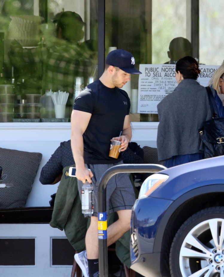 jobrospromos's tweet photo. 📸| Nick Jonas having lunch with a friend in Studio City, CA https://t.co/iU1ATBI47x