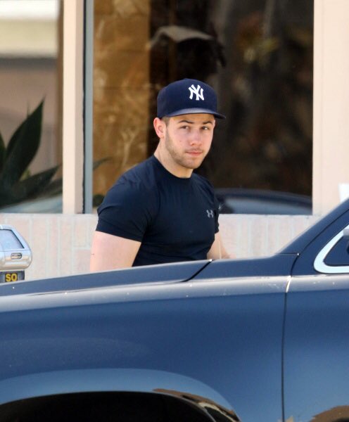 jobrospromos's tweet photo. 📸| Nick Jonas having lunch with a friend in Studio City, CA https://t.co/iU1ATBI47x