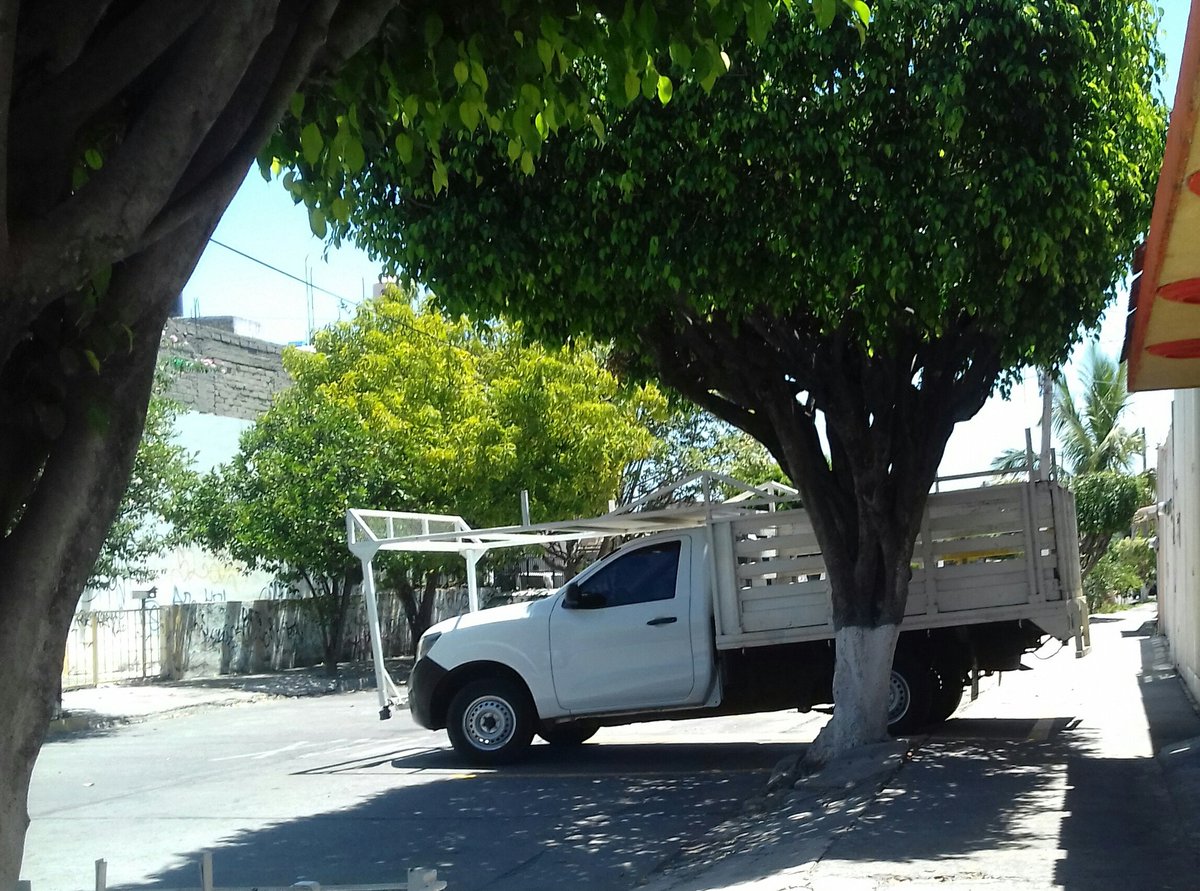 SENNHEISER24's tweet photo. Paseo de los Granados #3034 Esquina Paseo de las Araucarias en la colonia  Tabachines Zapopan. ¿ Así o más gandallas ? Ya hasta pintaron sus cajones PA no fallar. @PoderAG_Jal @banquetalibreya @MovilidadZap ¿Que demonios les pasa ? https://t.co/wYXD8IRjgQ
