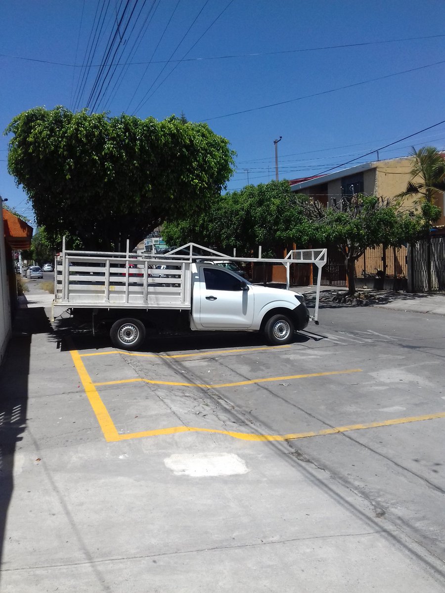 SENNHEISER24's tweet photo. Paseo de los Granados #3034 Esquina Paseo de las Araucarias en la colonia  Tabachines Zapopan. ¿ Así o más gandallas ? Ya hasta pintaron sus cajones PA no fallar. @PoderAG_Jal @banquetalibreya @MovilidadZap ¿Que demonios les pasa ? https://t.co/wYXD8IRjgQ