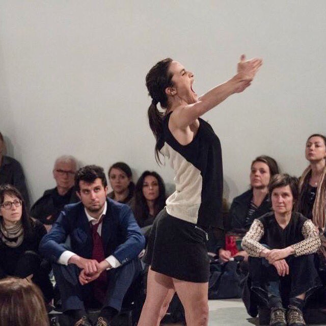 Do 6 maggio 2018 (ore 21.45-22.30) lo Studio FOCE di #Lugano ospita la talentuosa danzatrice italiana #AnnamariaAjmone. Per la prima volta presenta un suo lavoro in #Ticino, Trigger, una #performance che esplora l’intero spazio in cui si muove l'artista. festadanzante.ch