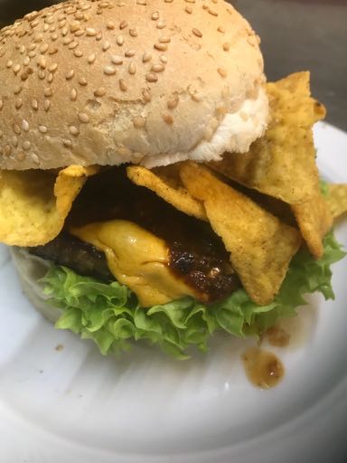 Raúl Castro geht dem Ende seiner Amtszeit entgegen und einer, der Vorbilder der Revolution hat einem unserer neuen Burger seinen Namen geliehen.
Der "Zapata Burger"! Chili, Cheese, Nachos und 180gr bestes Rindfleisch starten eine Geschmacksrevolution in deinem Mund.