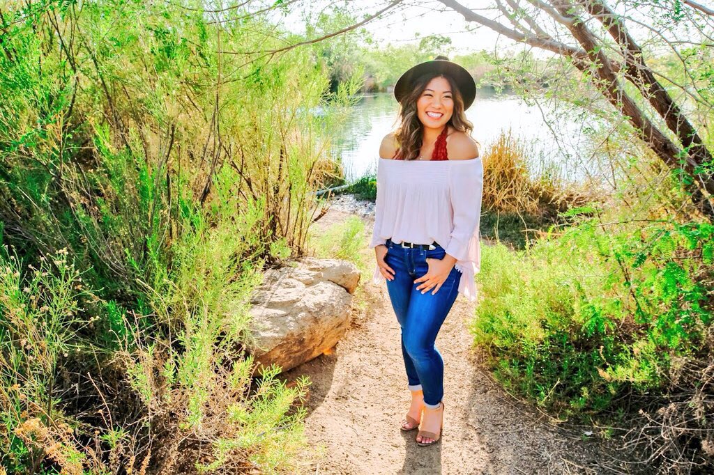 allie0223's tweet photo. Can’t say I won’t miss it... Oh wait I won’t. Byeee👋🏽 Class of ‘18 #BearDown 🐻🎓 https://t.co/prUnLzHtdl