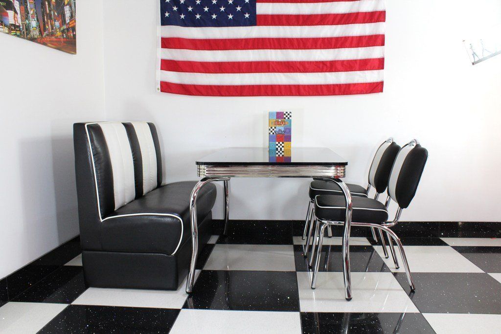 JustAmericana's tweet photo. Black Booth, 2 Chairs and Black Four Legged Table https://t.co/pO5uzog4T7 https://t.co/HWYXUH0D8e