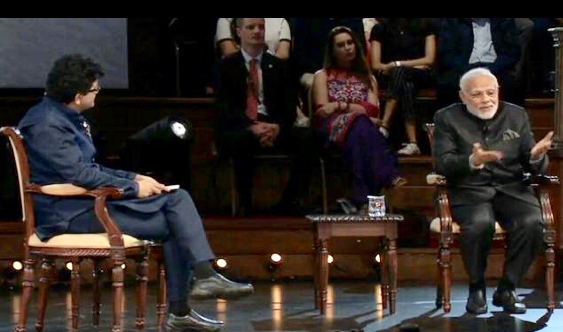 जब देश के प्रधान मंत्री हर विषय पर इतनी जानकारी से बात करें और देशवासियों को हमेशा प्राथमिकता दें तो अपने भारतीय होने का अहसास बढ़ता है और गर्व की भावना भी उजागर होती है। बहुत ही प्रेरणात्मक लगी <a href="/prasoonjoshi__/">PRASOON JOSHI</a>  की बातचीत PM <a href="/narendramodi/">Narendra Modi</a> जी के साथ।🙏#BharatKiBaatSabkeSaat