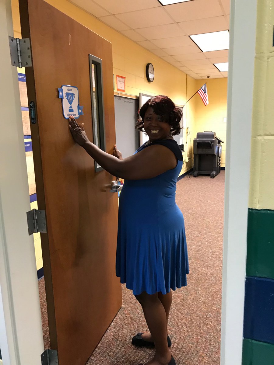 itsrfleming's tweet photo. #LCSSBADGES Ms. Takisha Gates of Horizons received her Nearpod Badge today! No Excuses! @LibertyCoSchool @Horizons_lcss @drpatticrane @nearpod https://t.co/LQddKkTU6O