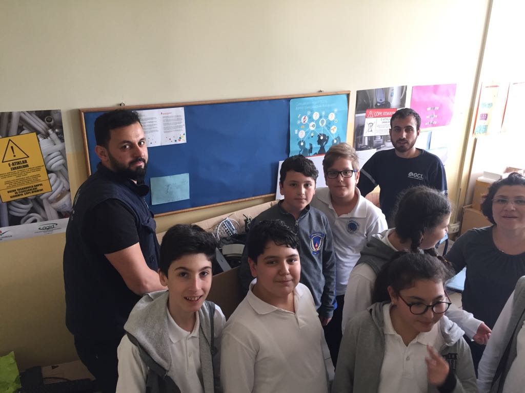 🚮Harezmi Projesi kapsamında okulumuzda başlattığımız elektronik atık toplama kampanyasinda toplanan atıkları bugün Büyükçekmece Belediyesi teslim aldı. 

♻️E-atıklar çöp değildir.📷📺☎️💽

<a href="/harezmimodeli/">Harezmi Eğitim Modeli</a>