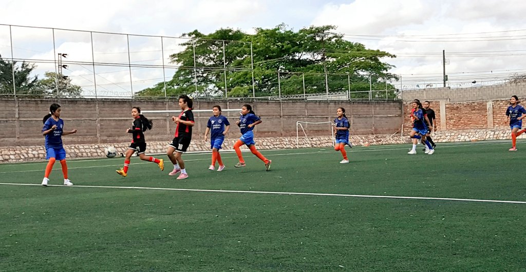 DED_HONDURAS's tweet photo. Niñas👧de diferente escuelas de la capital de #Honduras disfrutarón de los encuentros deportivos programado de la #CopaFemeninaU12, en el Estadio El Birichiche de Tegucigalpa. ⚽

@FenafuthOrg https://t.co/bIsxkgeHzc