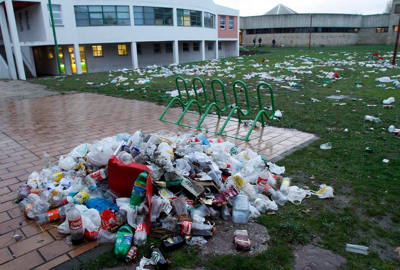 <a href="/unisedr/">Universitat de Sant Esteve de les Roures</a> quin desastre. Sempre esteu igual amb els vostres "botellons".