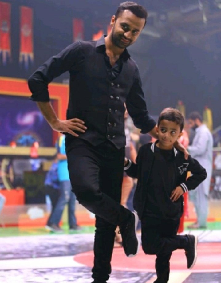 aqsabadamo's tweet image. HBDAdilAbbasBadami 
Happy 2 u shehzady😊😍😙🎂🎈🎁
#SameStyle