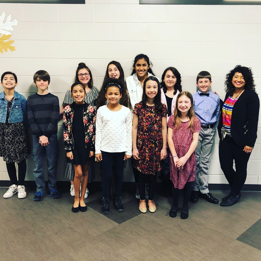 MrsWeilandArt's tweet photo. We did it, Forest Ridge Junior Art Docents! So proud of you and your incredible work! #graduationday @MilwaukeeArt #ForestRidge https://t.co/4bVGT7u9Wa