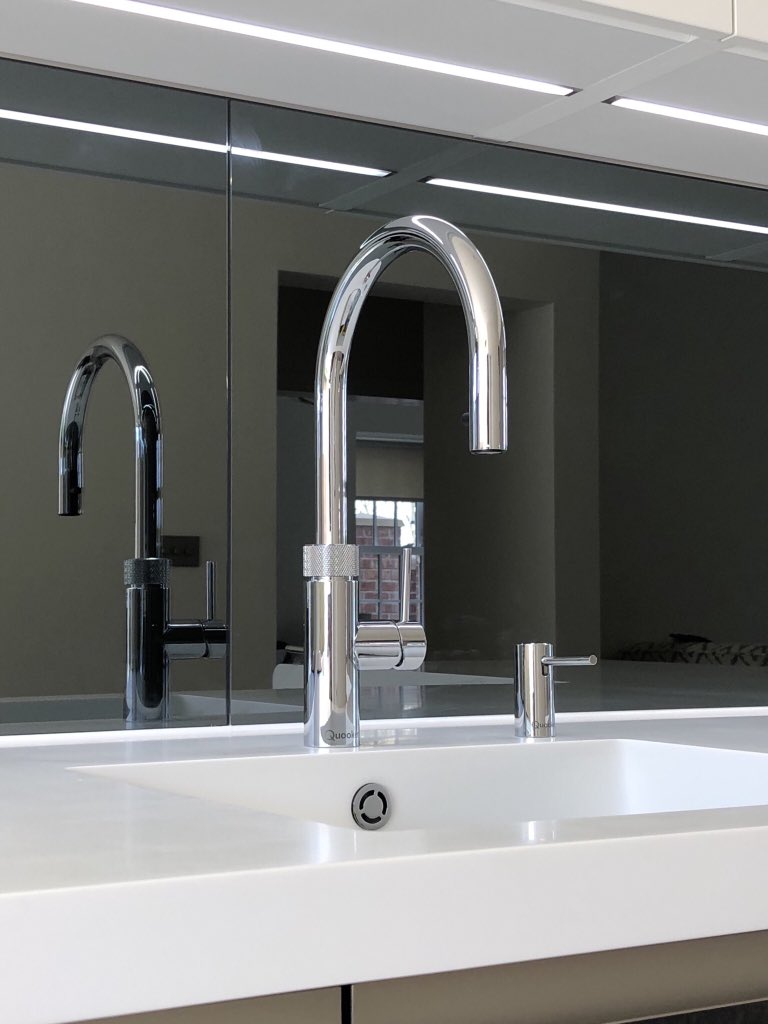 ulmokitchen's tweet photo. Classy kitchen with plenty of hidden detail. #luxury #kitchen #design https://t.co/rlbjD1wIP2
