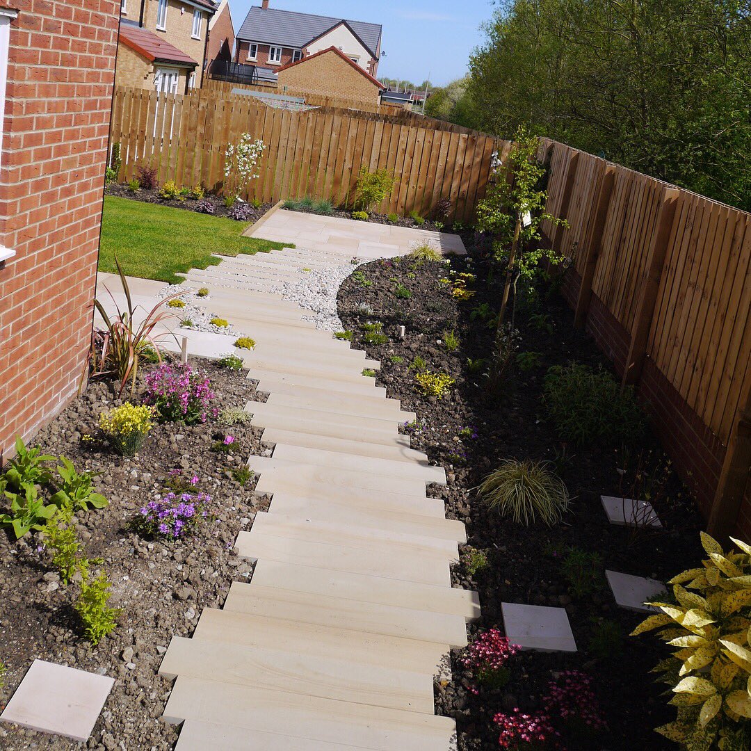 elmfieldgardens's tweet photo. A little bit of #sunshine #summer is on it’s way! This new build house #garden in #WhitleyBay is gives a #contemporary twist to a #traditional #gardendesign with the offset path in @StonemarketUK Cordara #linearpaving & smooth sawn #sandstone https://t.co/tMYX28zuLy