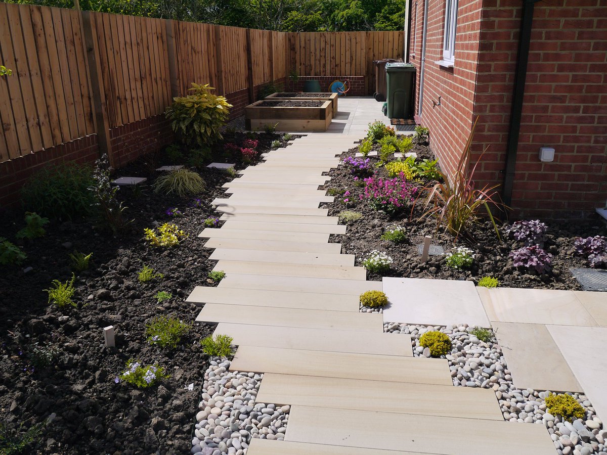 elmfieldgardens's tweet photo. A little bit of #sunshine #summer is on it’s way! This new build house #garden in #WhitleyBay is gives a #contemporary twist to a #traditional #gardendesign with the offset path in @StonemarketUK Cordara #linearpaving & smooth sawn #sandstone https://t.co/tMYX28zuLy